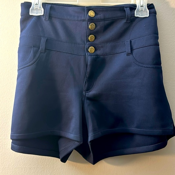 Short shorts - Picture 1 of 2